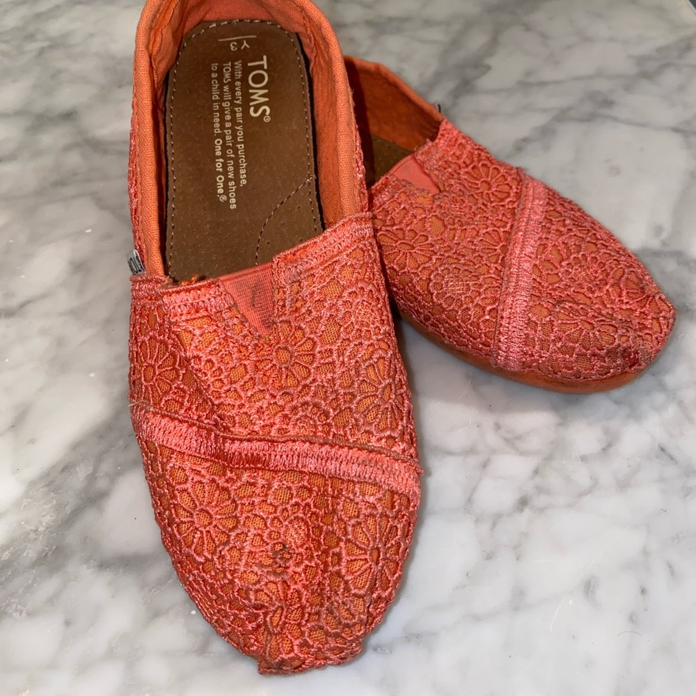 Used girls TOMS shoes